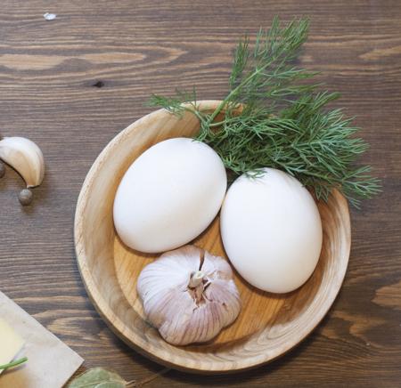Bran bread, eggs and garlic
